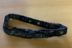 Haarband schwarz mit weißen Muster (Funddatum: 06.02.2020)
