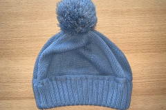 Mütze mit Bommel grau (Funddatum: 01.02.2020)