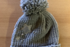 Mütze grau mit Sternen und Bommel (Funddatum: 06.02.2020)